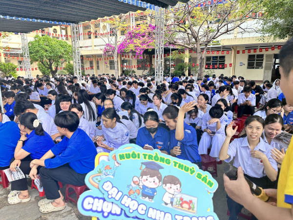 LAN TỎA KHÁT VỌNG NGÀNH NGHỀ THỦY SẢN ĐẾN HỌC SINH THPT VẠN NINH