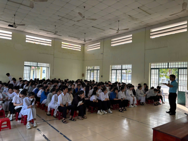 LAN TỎA KHÁT VỌNG NGÀNH NGHỀ THỦY SẢN ĐẾN HỌC SINH THPT VẠN NINH
